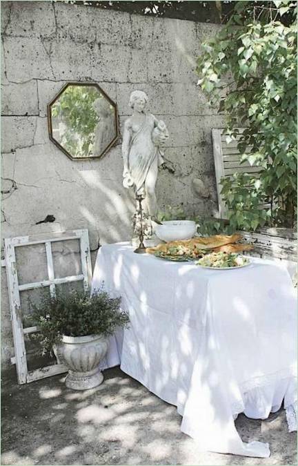 Statue de jardin sur la table