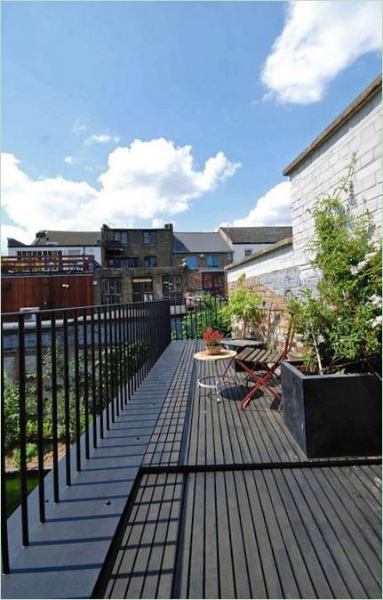 Aménagement intérieur d'une maison sur Kilburn Lane ressemblant à un château de cartes par des designers créatifs en Angleterre
