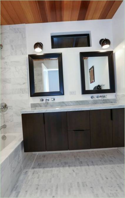 Grands miroirs au-dessus du lavabo