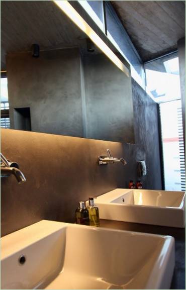Décoration intérieure simple : un miroir rectangulaire dans la salle de bains