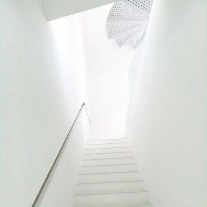 Escalier blanc menant au premier étage