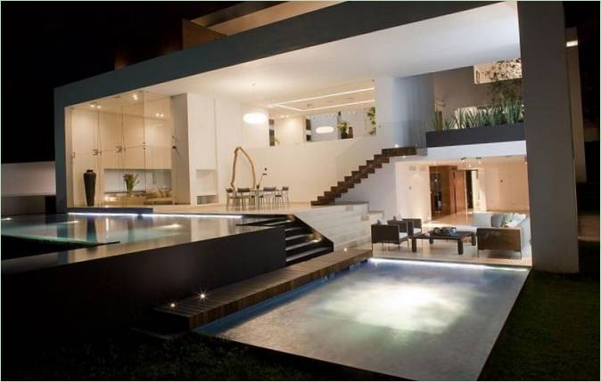 Une petite terrasse au bord de la piscine avec un jacuzzi