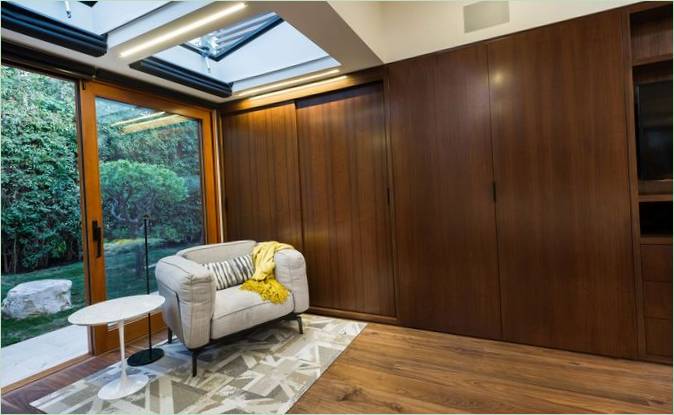 Aménagement intérieur d'une maison familiale avec terrasse en Californie