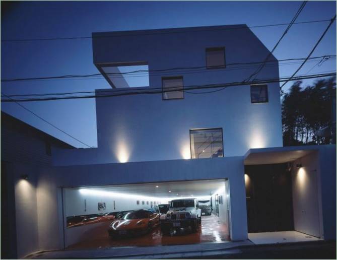 Façade illuminée de la maison Kre