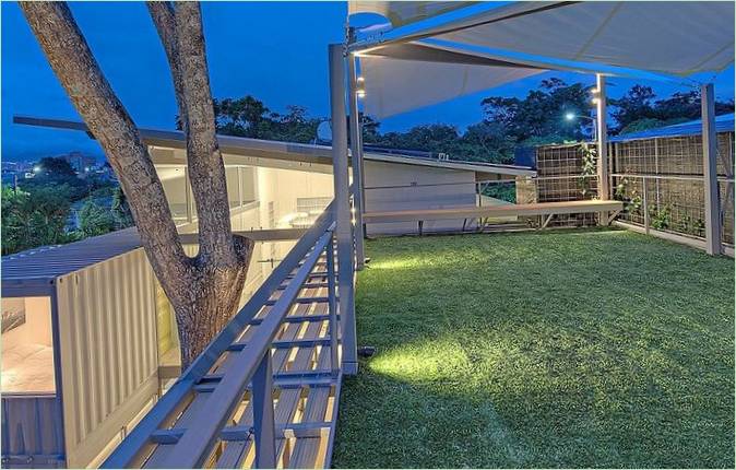 Une terrasse couverte avec une pelouse à Casa Incubo