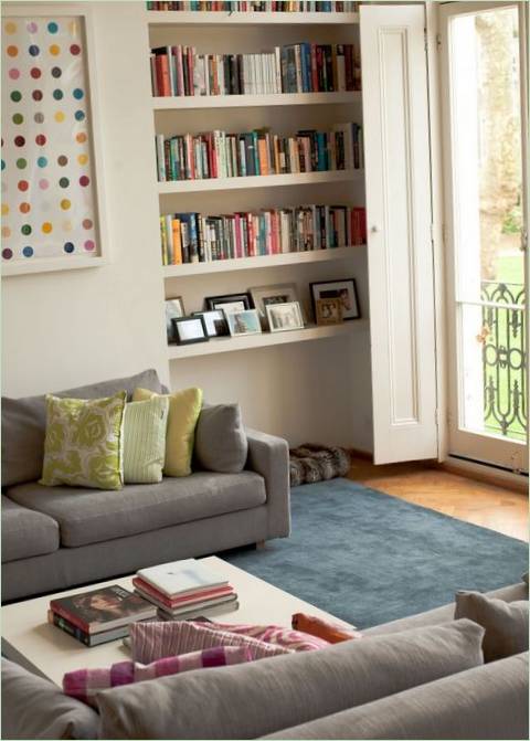 Bibliothèque dans le salon de la Petite Venise en Angleterre