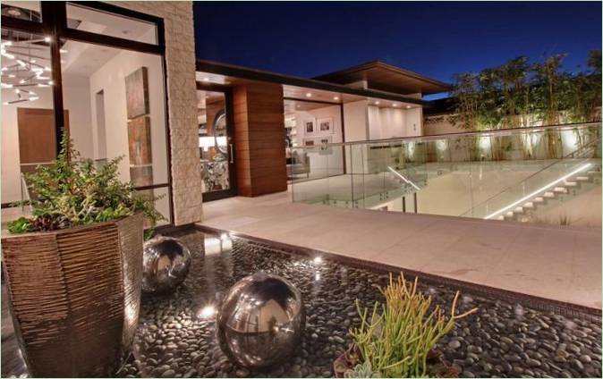 Conception intérieure high-tech et Art-déco du manoir Galatea à Corona del Mar, aux États-Unis