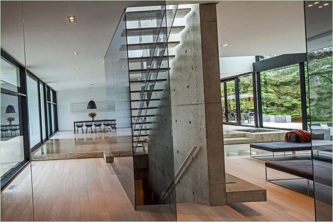 Intérieur d'une élégante maison de campagne en Ontario