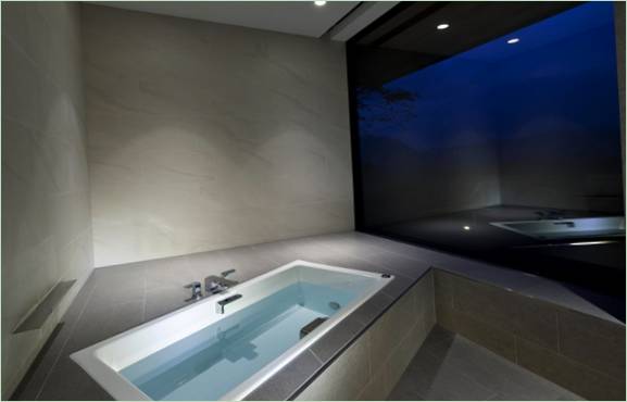 Aménagement d'une salle de bains avec une fenêtre panoramique