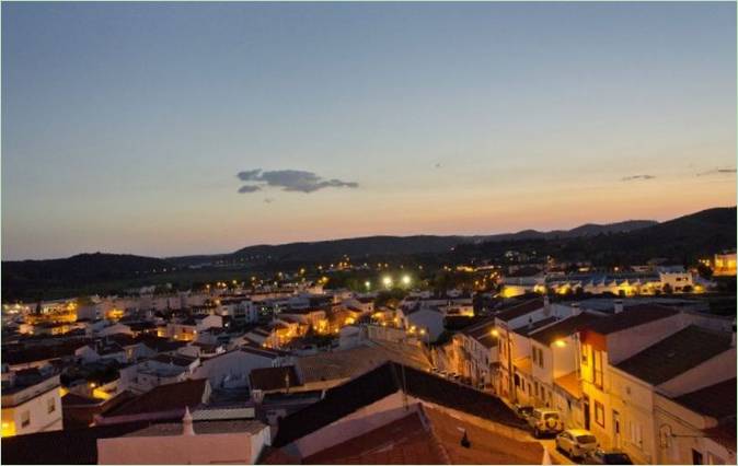 Une vue de la ville la nuit