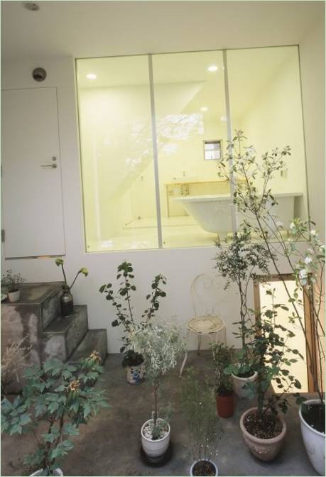 Fenêtre de la salle de bains donnant sur le jardin