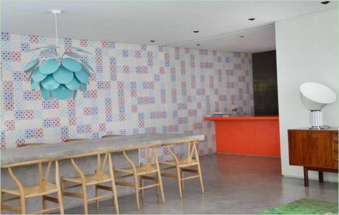 Intérieur de la salle à manger de la maison de campagne DM House au Brésil