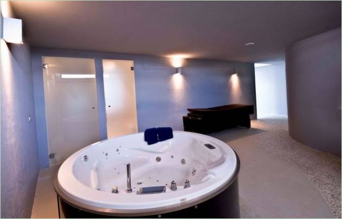 Magnifique baignoire jacuzzi dans la salle de bains intérieure de la Villa Mallorca Gold
