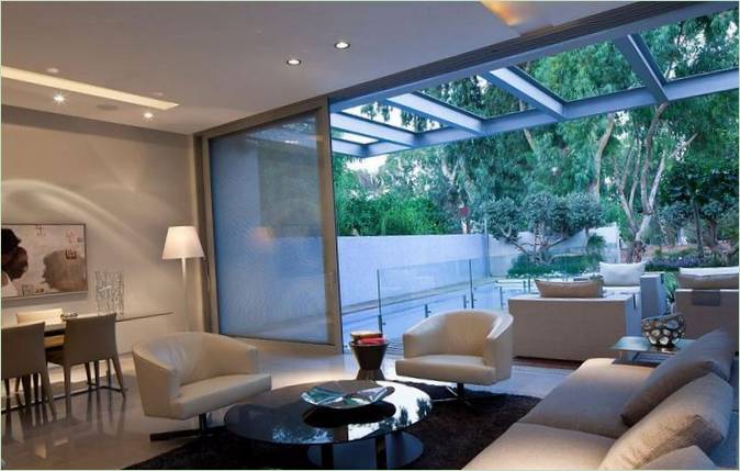 Portes coulissantes en verre donnant sur la terrasse