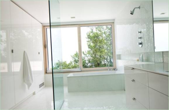 Salle de bains élégante avec des carreaux de verre et de blanc