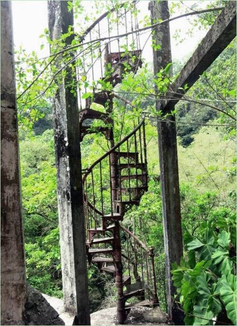 Un parc surréaliste. Un escalier en colimaçon qui ne mène nulle part