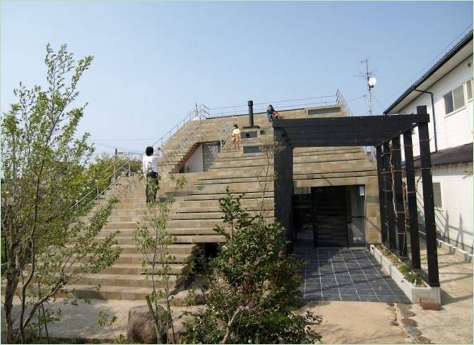 La façade d'une maison en escalier au Japon