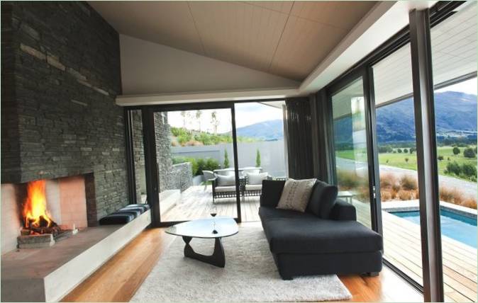 Design intérieur du salon avec cheminée Résidence Wanaka en Nouvelle-Zélande
