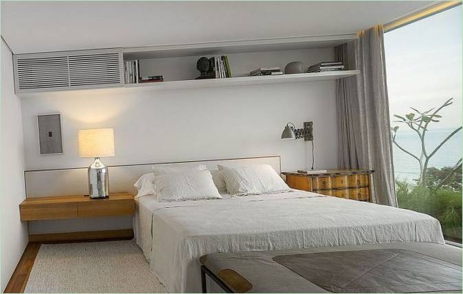 Chambre à coucher de style minimaliste d'une maison de campagne au Brésil