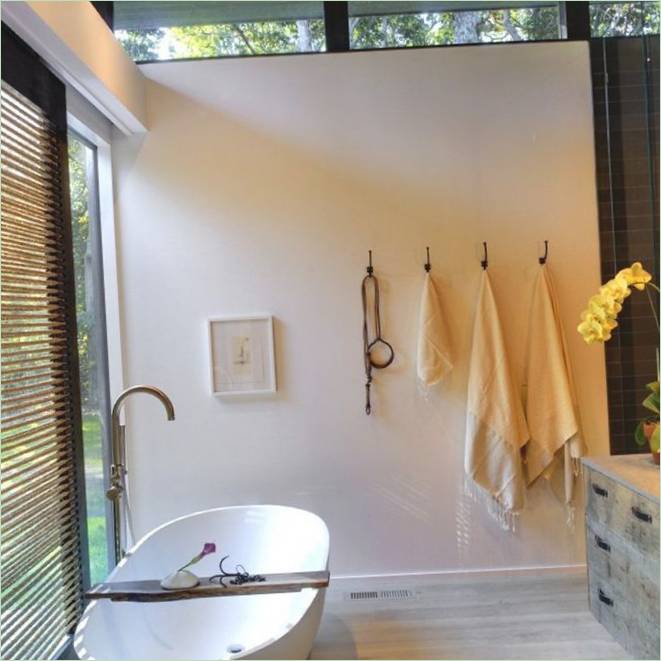 Salle de bains décorée d'un mur de cordes - Photo 1