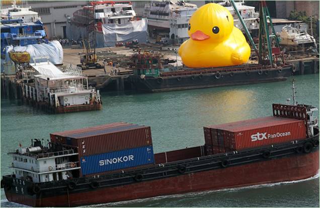 Un énorme canard gonflable jaune vif dans un port de Hong Kong