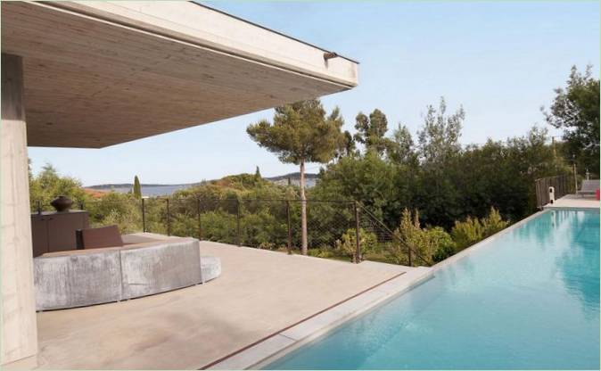 Terrasse et piscine d'une maison privée en France