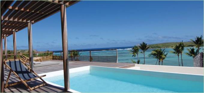 La terrasse de la piscine de la Villa Le Sereno dans les Caraïbes