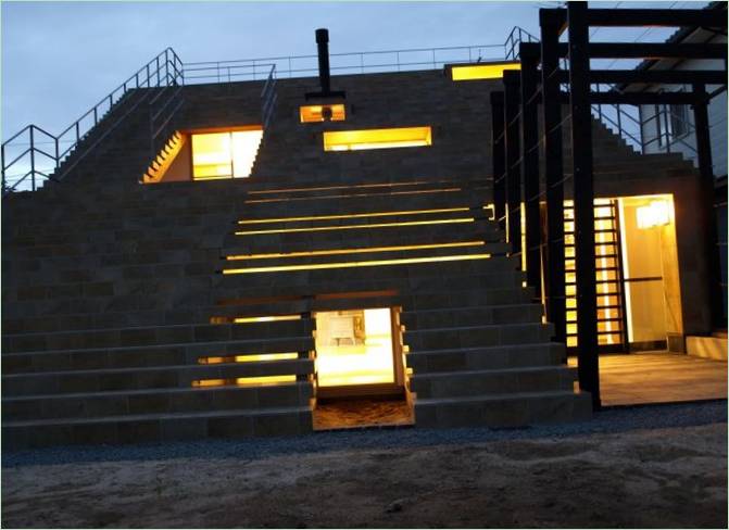 La façade d'une maison en escalier au Japon