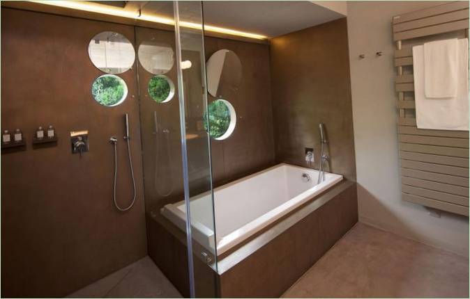Aménagement de la salle de bains d'une maison privée par Bumper Investments en France