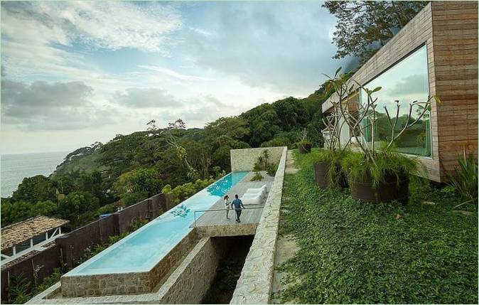 Vue sur la piscine d'une maison de campagne au Brésil
