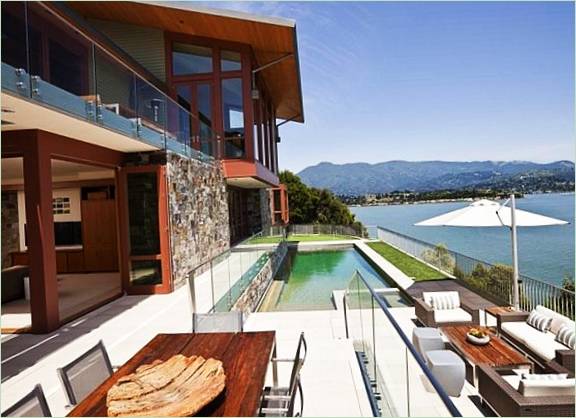 Une maison de plage avec une petite piscine avec vue