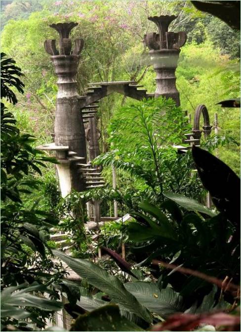 Le parc surréaliste. Belles colonnes avec marches