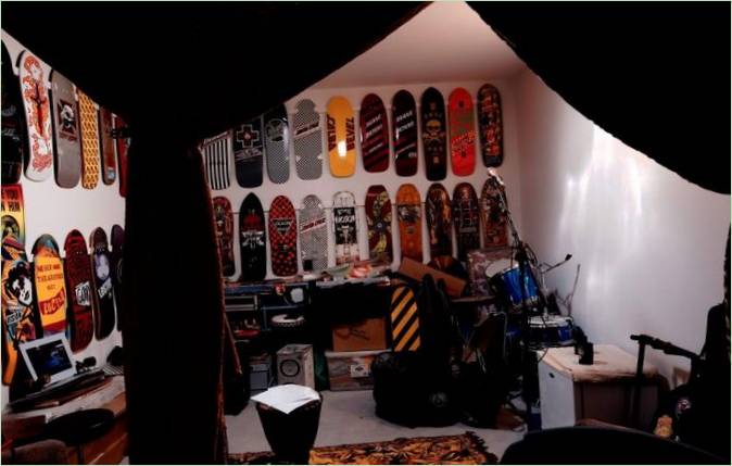 Une collection de skateboards dans l'intérieur d'une maison par Bourne Blue Architecture en Australie