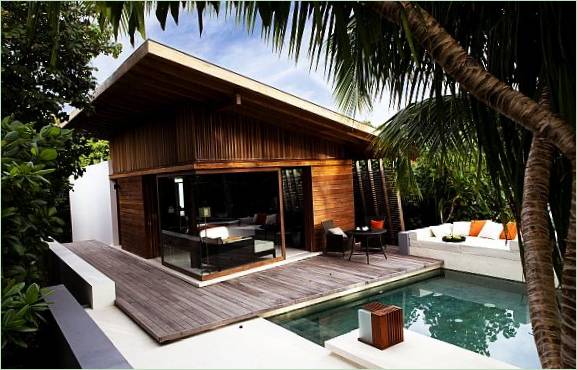 Cabine en bois avec terrasse de piscine