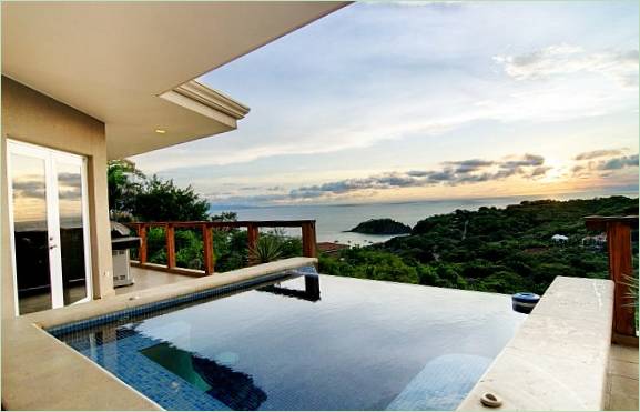 Piscine avec vue luxueuse sur la forêt et l'océan