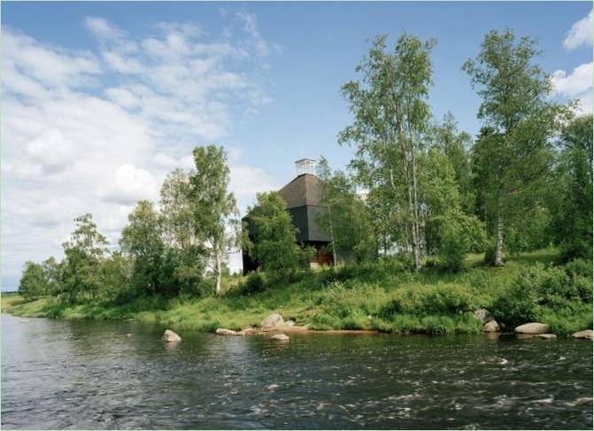 L'église de Karsamaki au bord de la rivière