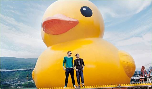 Un énorme canard gonflable jaune vif dans le port de Hong Kong