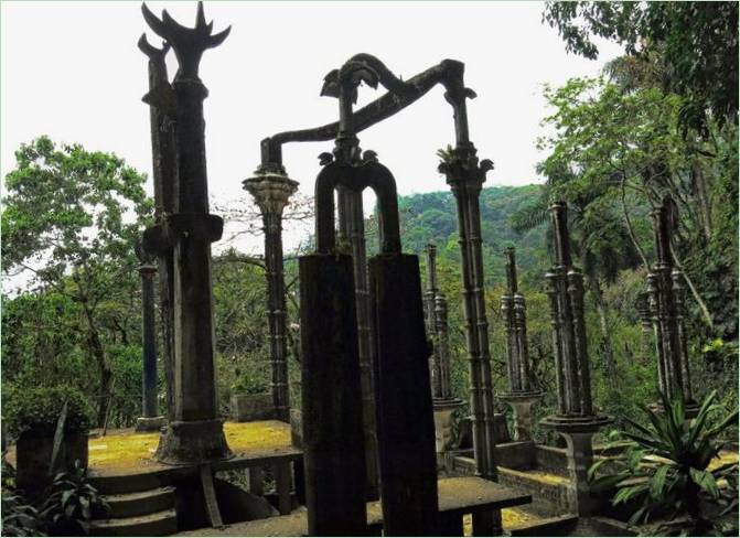 Parc surréaliste. Les colonnes ont l'air de provenir d'une structure ancienne