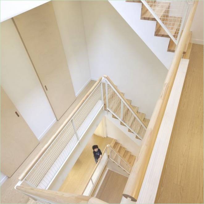 Un escalier à l'intérieur d'une maison inhabituelle par Moon Hoon Studios