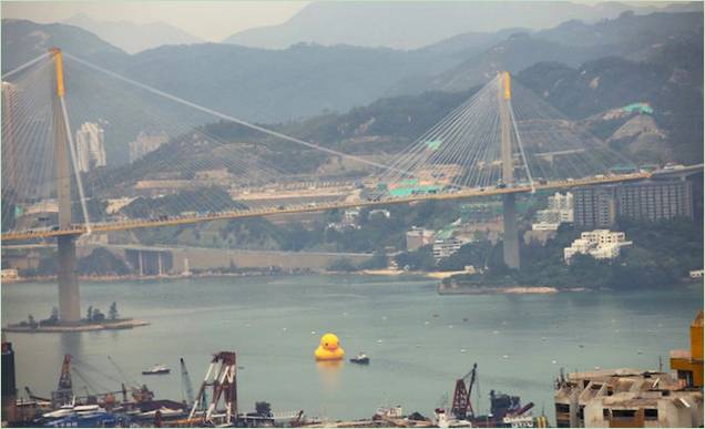 Un énorme canard gonflable dans un port jaune vif à Hong Kong