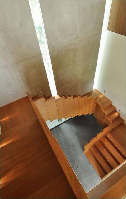 Escalier en bois original entre les niveaux