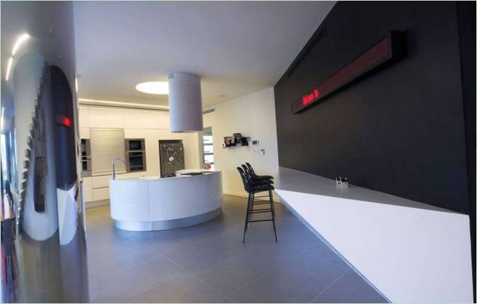 Aménagement intérieur d'une cuisine moderne avec coin repas