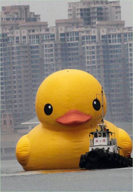 Un énorme canard gonflable dans un port jaune vif à Hong Kong