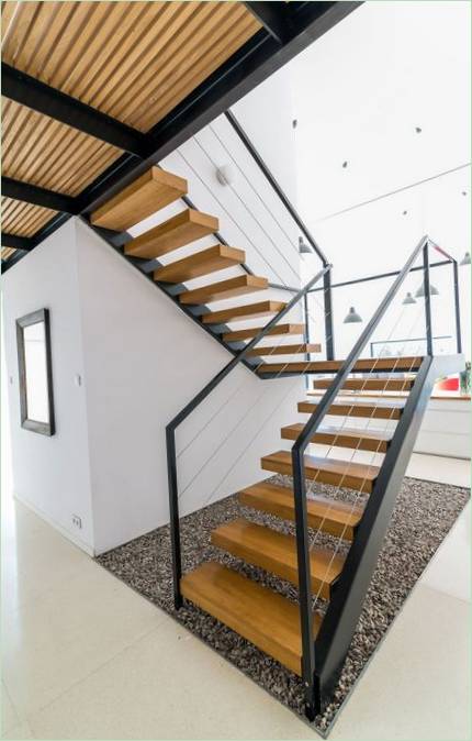 L'escalier avec des marches en bois