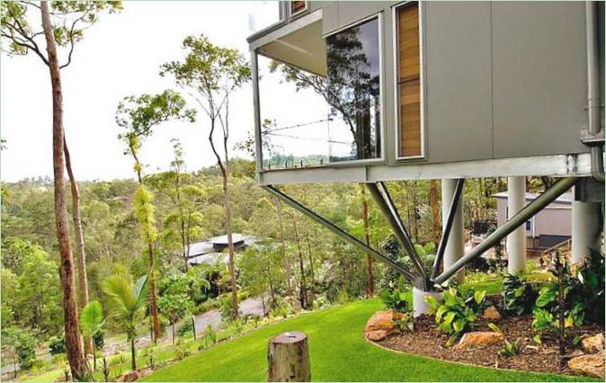 Une impressionnante maison moderne à la cime des arbres