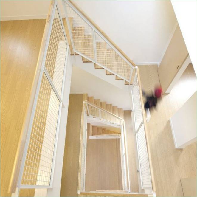 L'escalier à l'intérieur d'une maison inhabituelle par Moon Hoon
