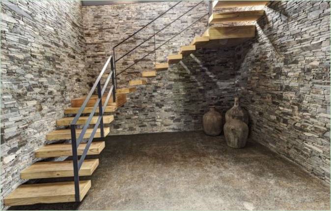 Un escalier en bois à la Casa VR au Mexique
