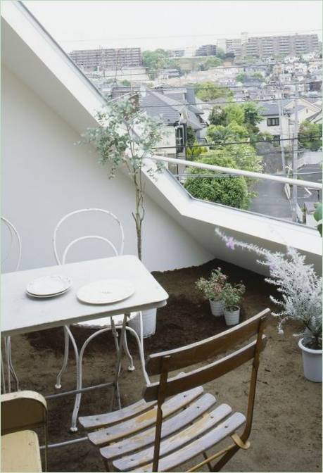 Un petit jardin d'une résidence à Yokohama