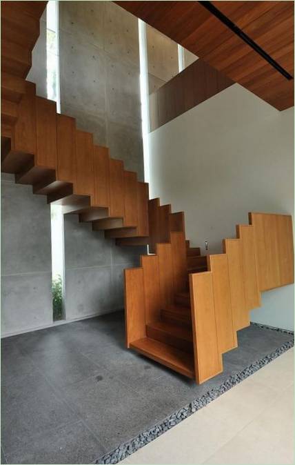 L'escalier en bois original entre les niveaux