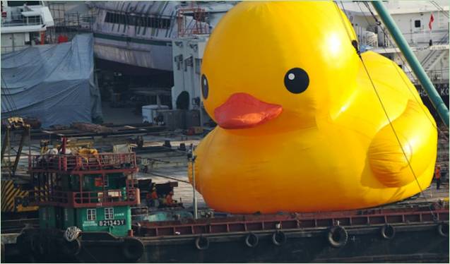 Un énorme canard gonflable jaune vif dans le port de Hong Kong